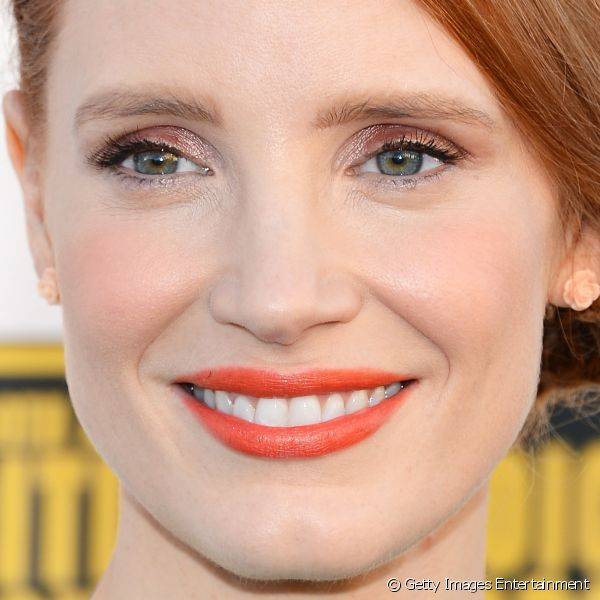 No Critics Choice Movie Awards 2014, Jessica optou por batom laranja, sombra perolada rosada e máscara para cílios apenas na parte superior dos olhos.